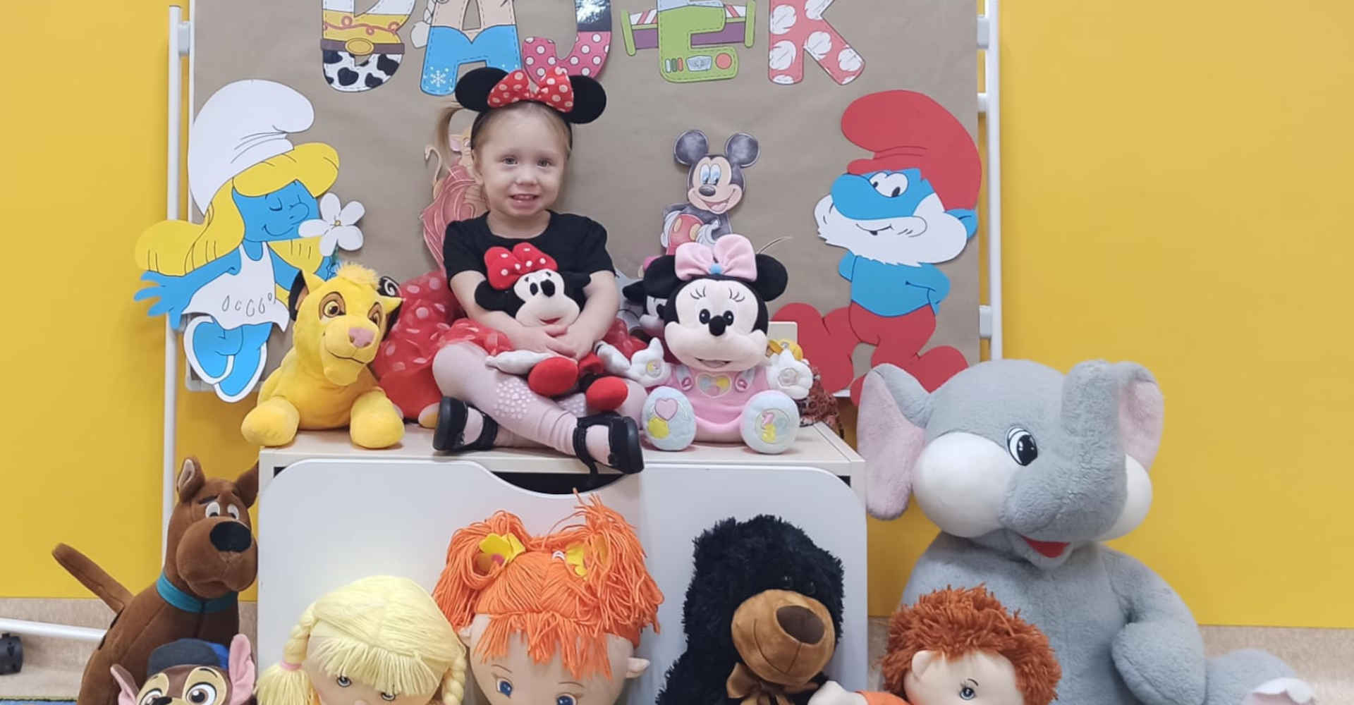 Dziewczynka z pluszakami z bajek