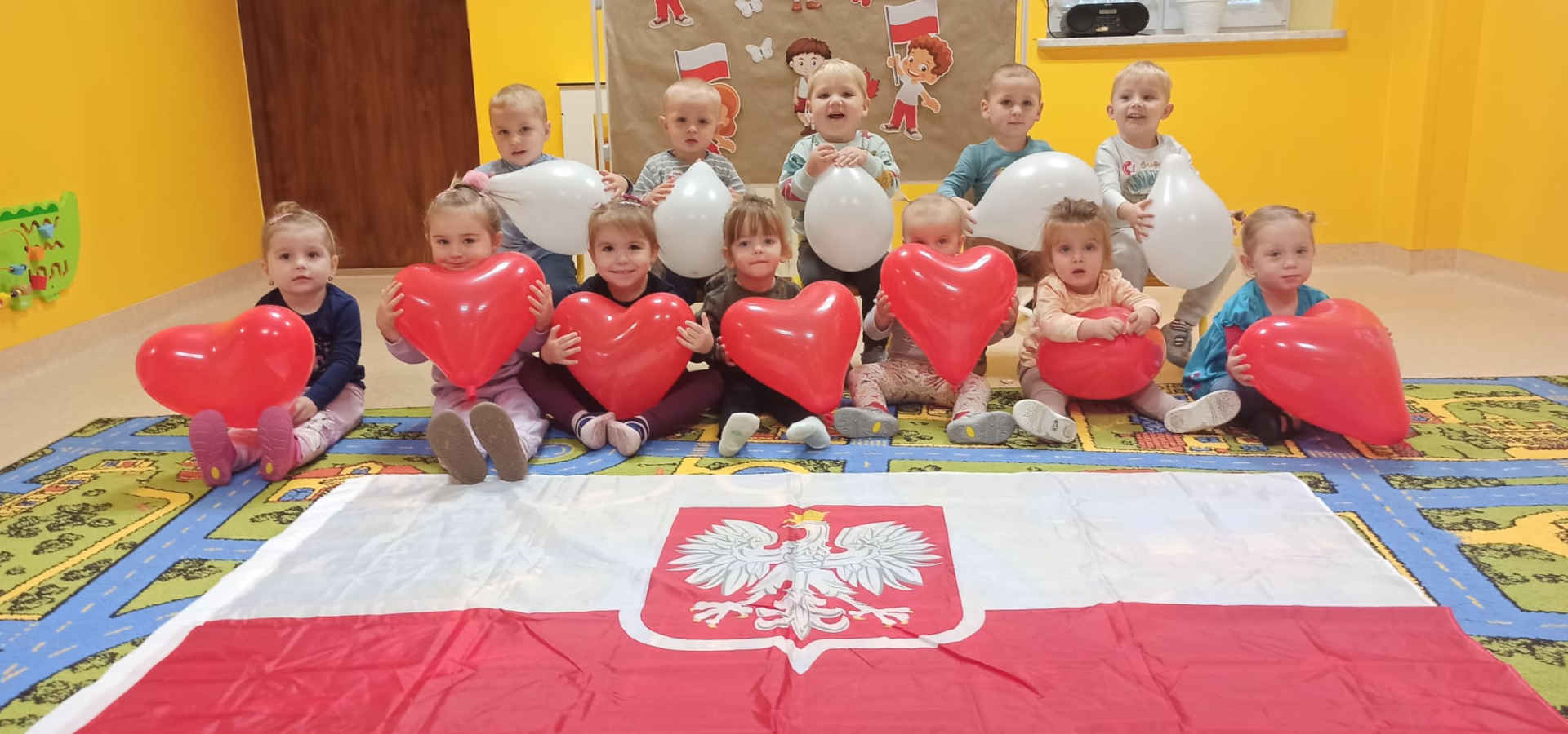 Dzieci z białymi i czerwonymi sercami