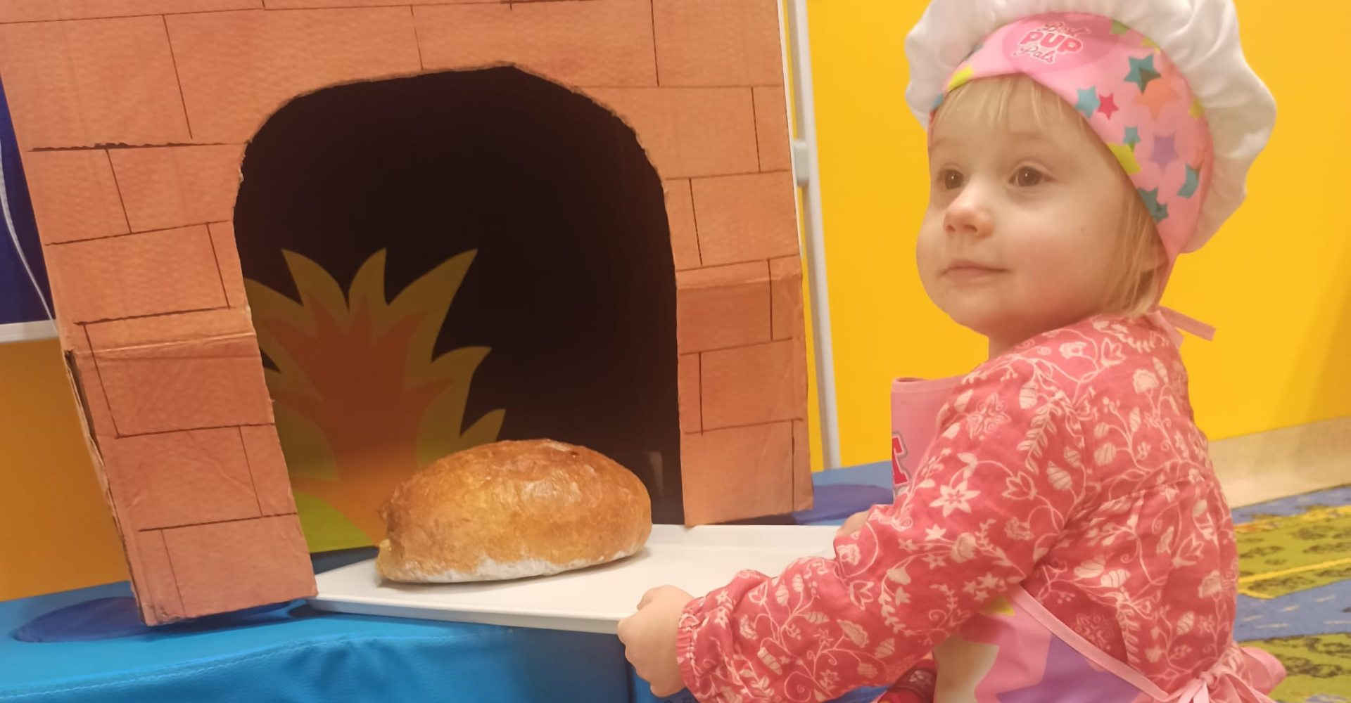 Dziewczynka w stroju piekarza