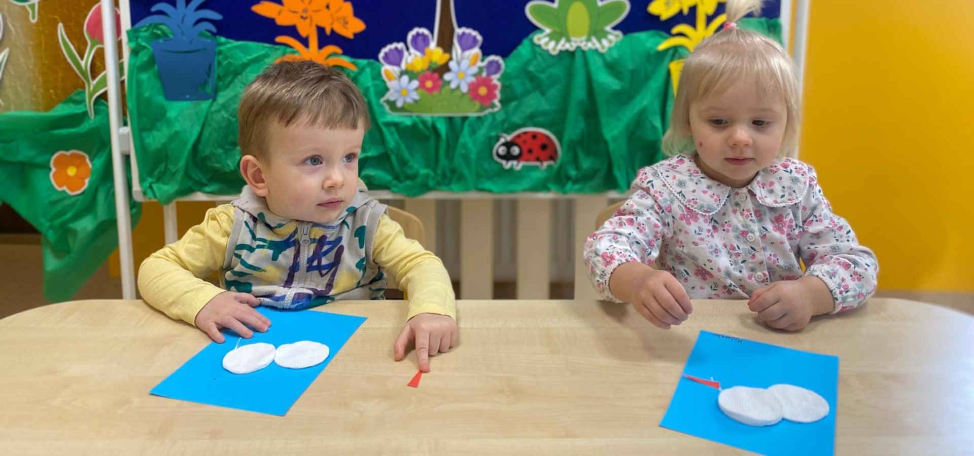 Dzieci robią prace z bocianem