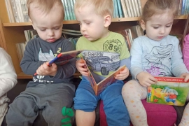 Trójka dzieci z książkami
