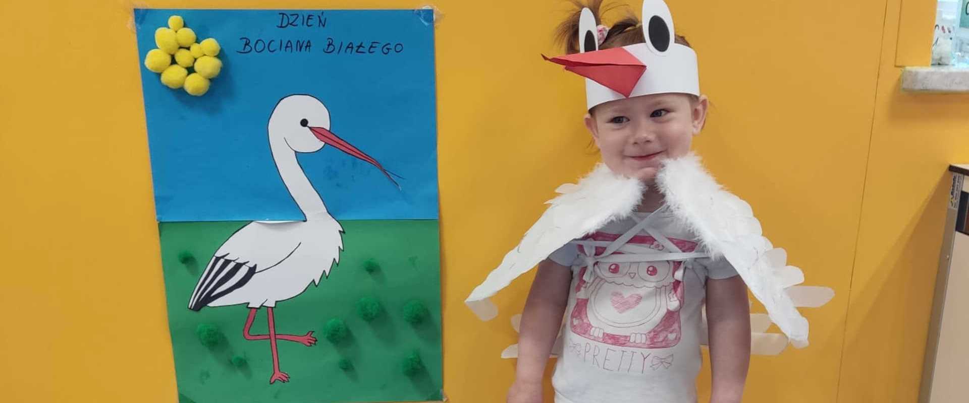 Dziewczynka w stroju bociana