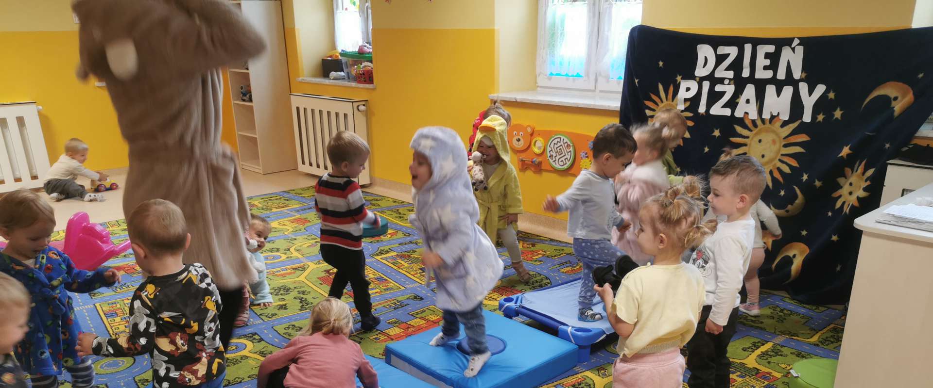 Zdjęcie grupowe dzieci w piżamach