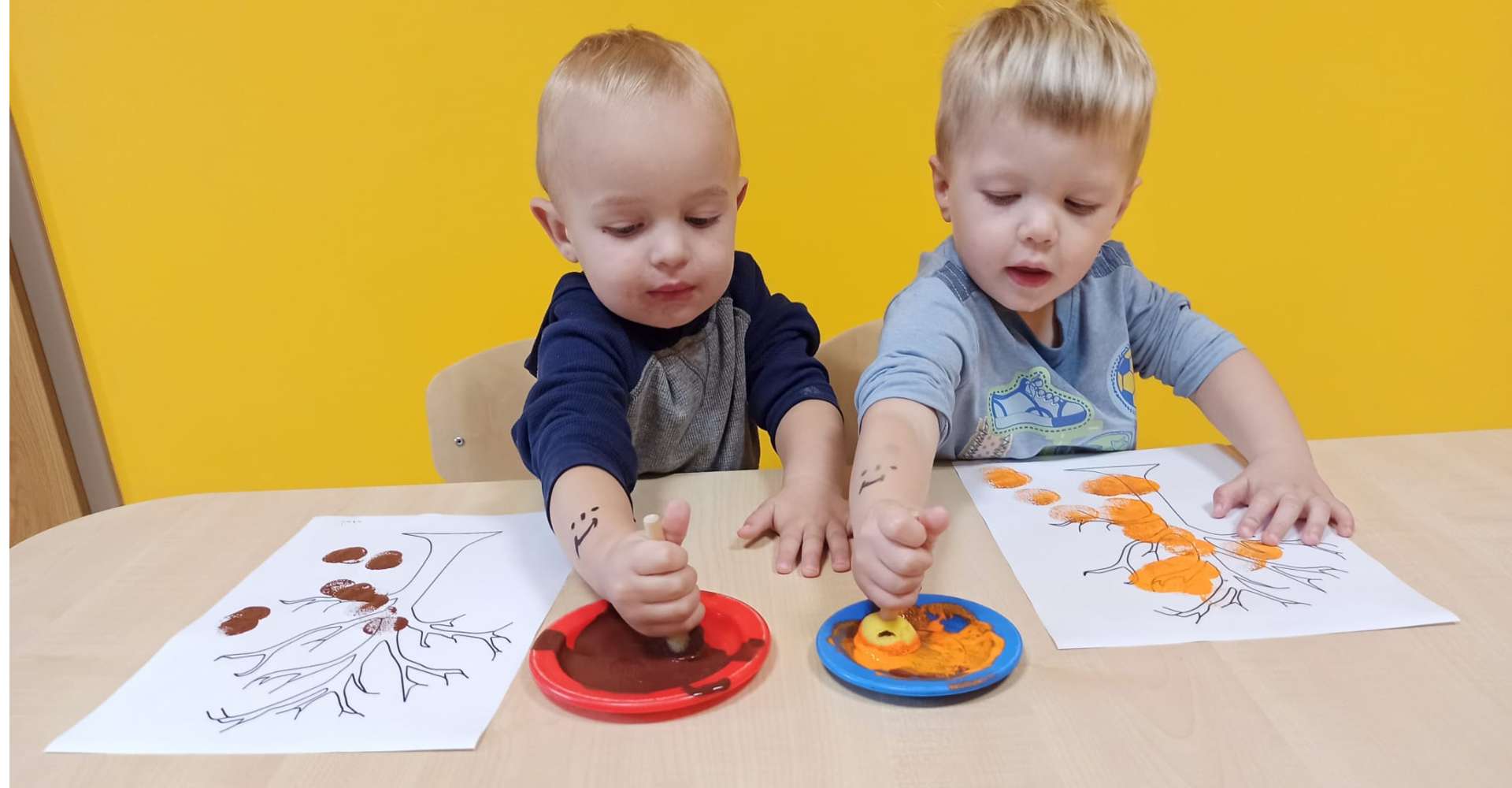Żłobkowicze podczas prac plastycznych