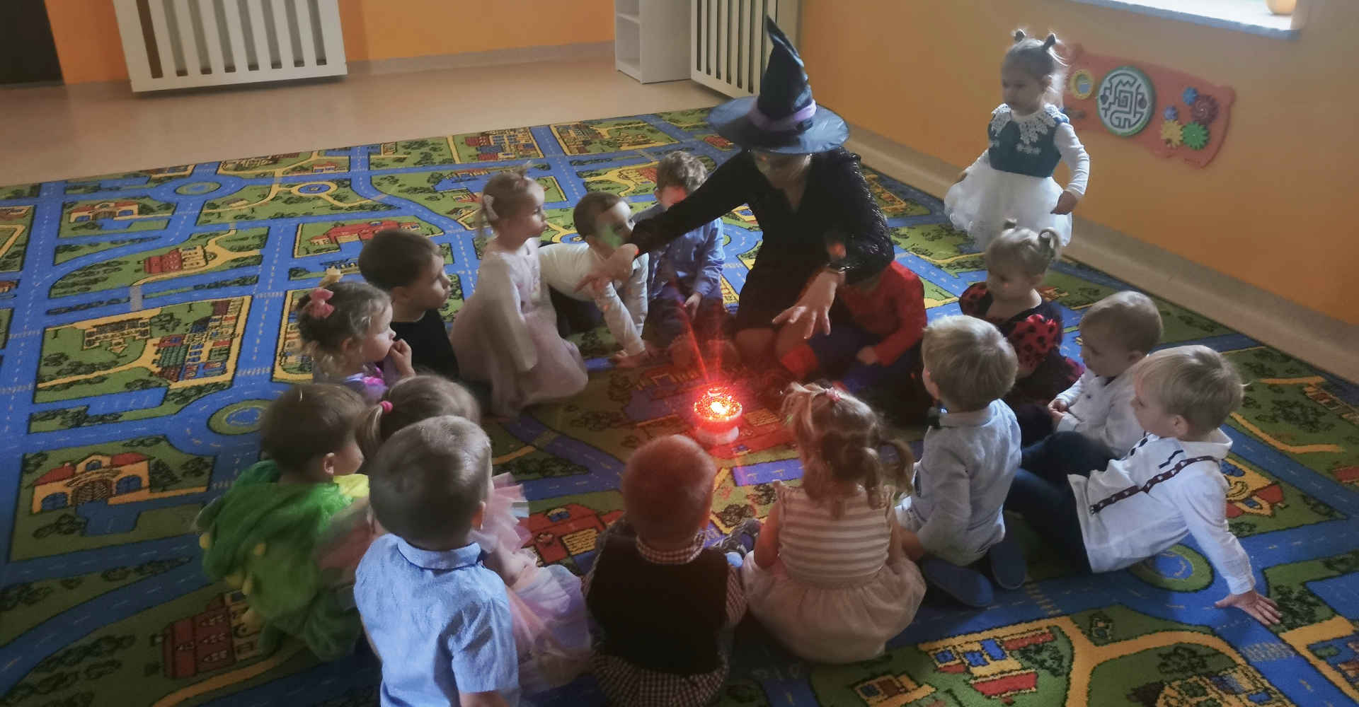 Dzieci przy wróżbach andrzejkowych