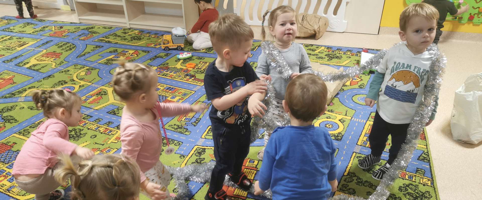 Dzieci przygotowują się do ubierania choinki