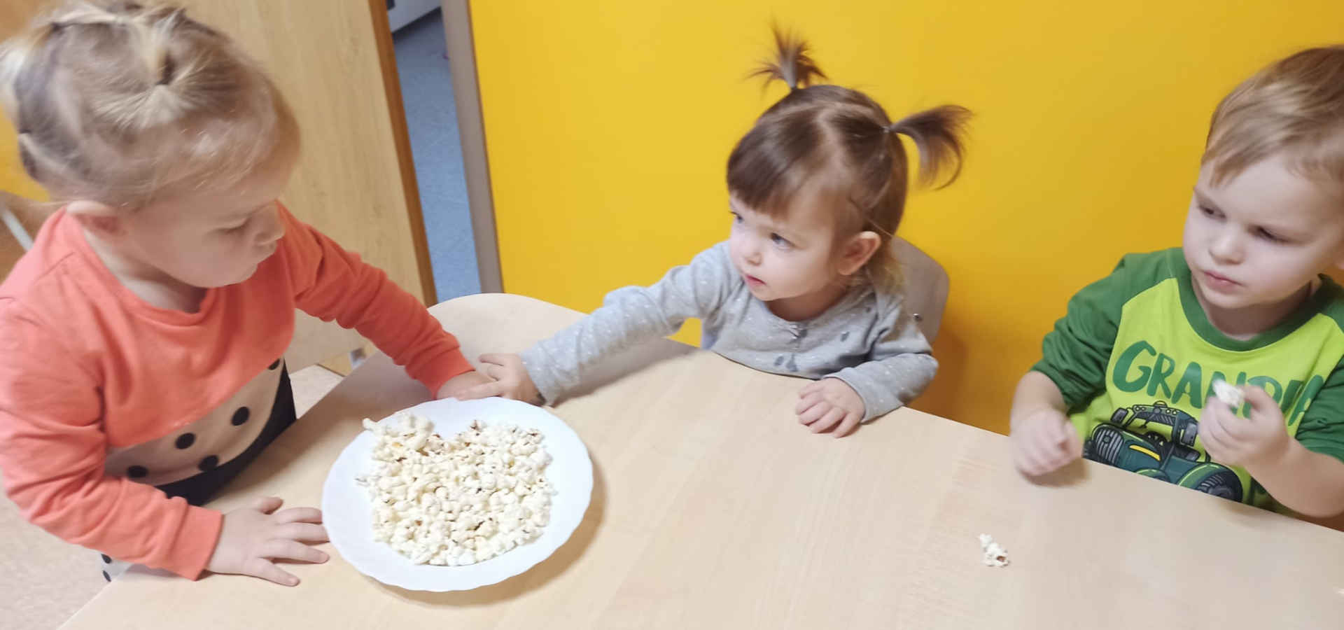Dzieci z popcornem