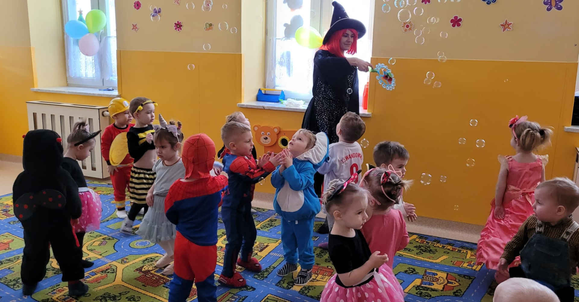 Dzieci podczas balu karnawałowego