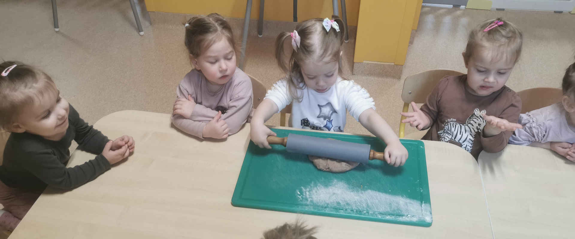 Dziewczynka wałkuje ciasto solne