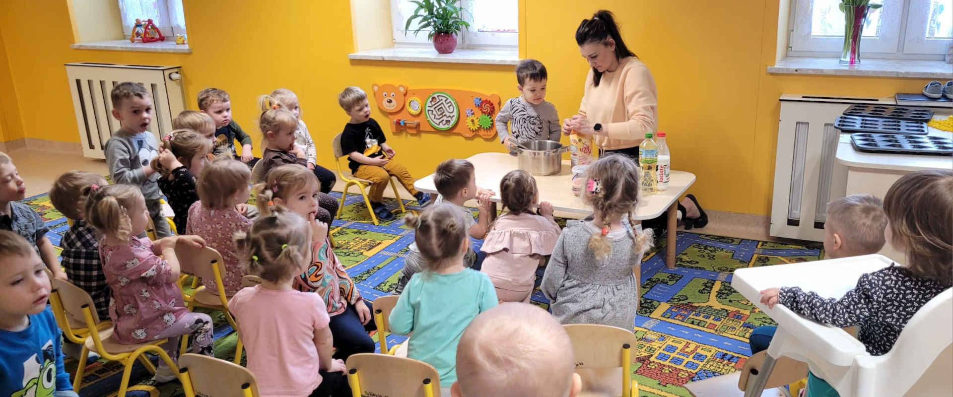 Wychowawczyni z podopiecznymi wyjaśnia tajniki pieczenia