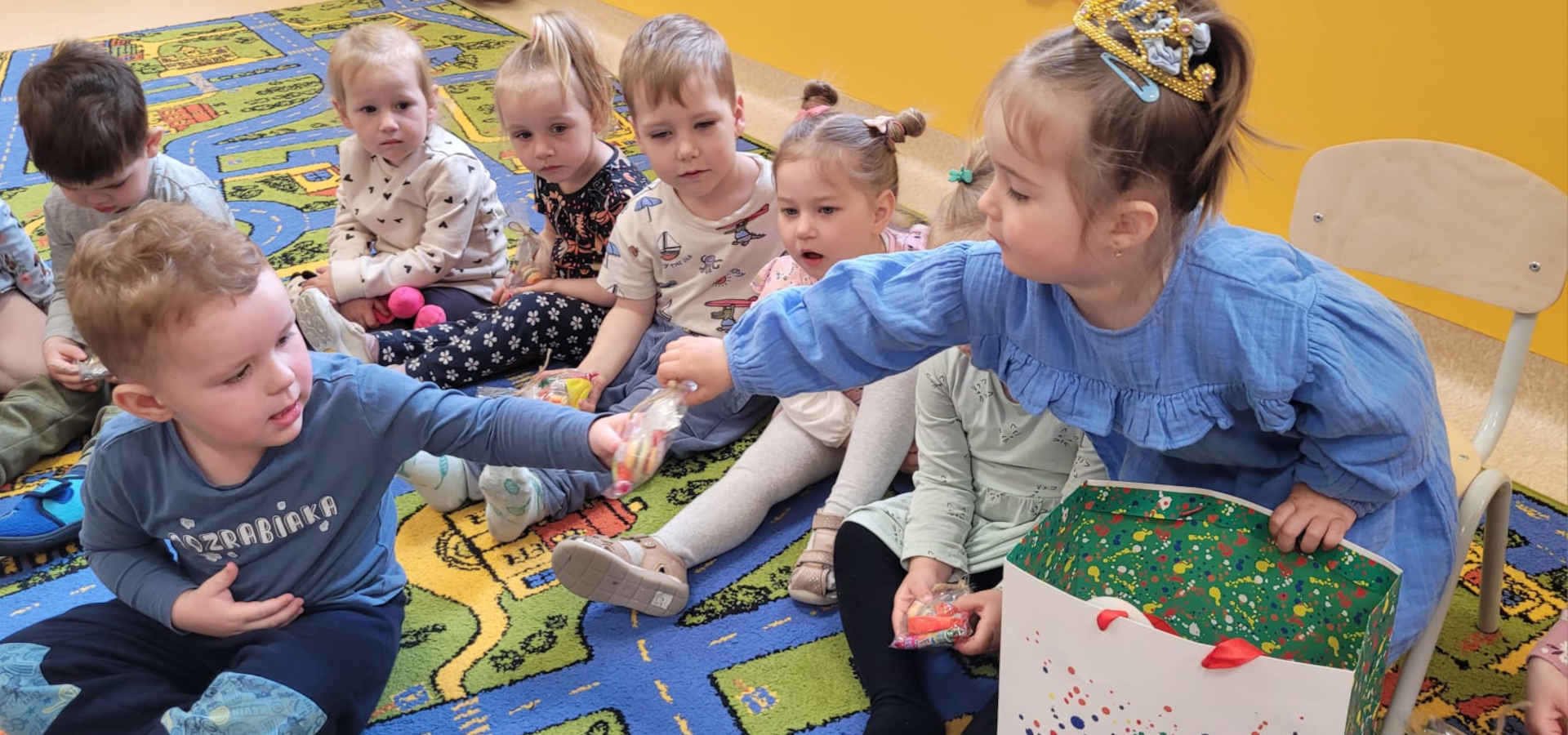 Solenizantka Julka rozdaje upominki dzieciom